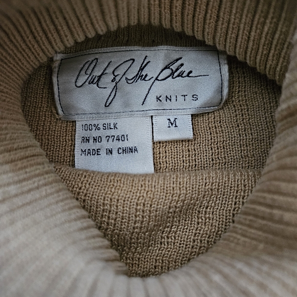 Vintage - Silk "Out of the Blue" Tan Knit Turtleneck - Size M - Picture 4 of 6